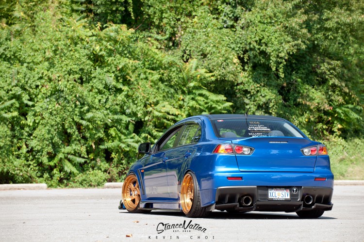 mitsubishi-evo-aggressive-stance-4